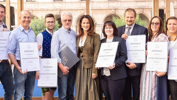 Abschlussfoto mit Ministerin. Denise Meyer ist die Vierte von rechts. Foto: Genussakademie