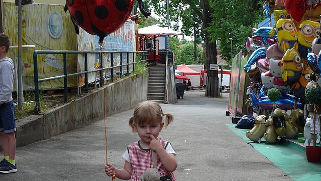 Hanna hat Oma weichgeklopft: Sie hat ihren K&auml;fer-Luftballon bekommen.Foto: Karina Brock