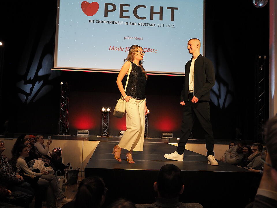 Inkl. Braut- und Festmodenschauen.