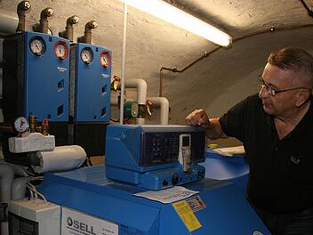 Der alte Ölbrenner kommt weg, hat Gastwirt Karl Wirth in Heinersreuth entschieden. Aber seine zusätzliche Scheitholzheizung bleibt. Wirth will mit dem Anschluss an das Nahwärmenetz Geld sparen und unabhängig vom Öl werden. Fotos: Sonja Adam