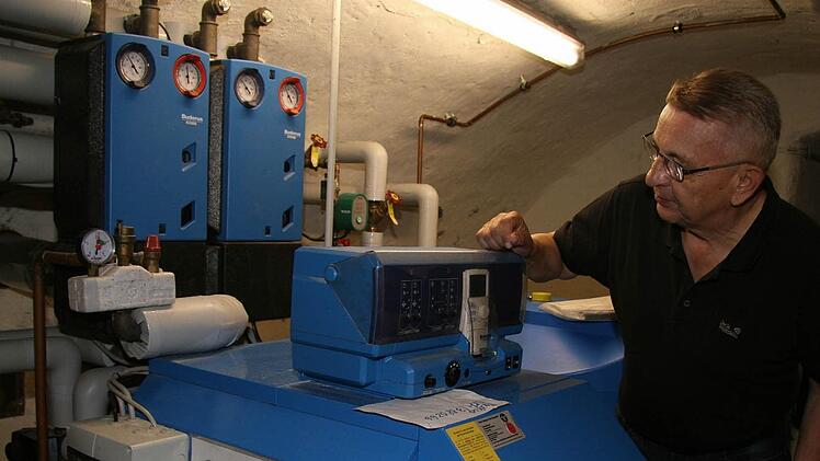 Der alte Ölbrenner kommt weg, hat Gastwirt Karl Wirth in Heinersreuth entschieden. Aber seine zusätzliche Scheitholzheizung bleibt. Wirth will mit dem Anschluss an das Nahwärmenetz Geld sparen und unabhängig vom Öl werden. Fotos: Sonja Adam