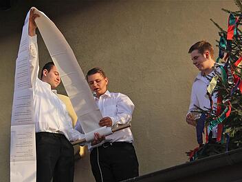 Sebastian Fella übernahm die tragende Papierrolle und Mauritius Vogler verlas die Kirmessprüche.