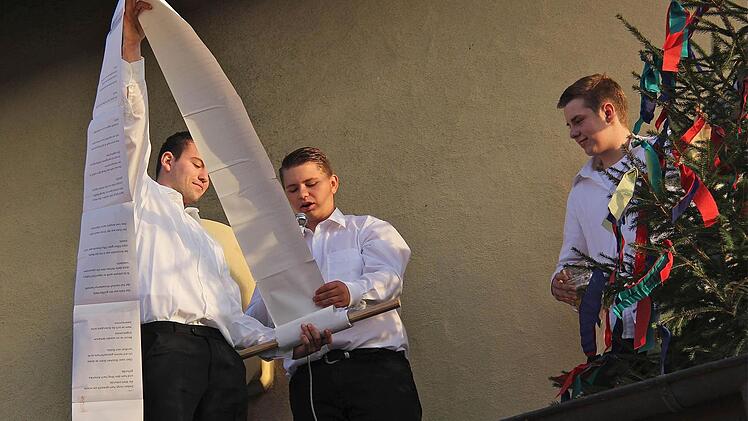 Sebastian Fella übernahm die tragende Papierrolle und Mauritius Vogler verlas die Kirmessprüche.