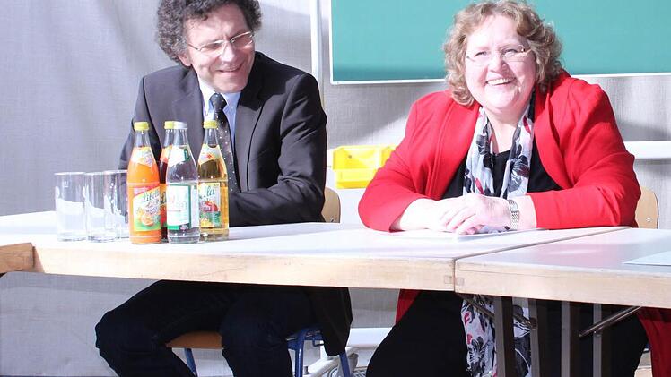 Haben gute Erfahrungen mit der Lichtenfelser Ausbildungsmesse gemacht: Schulamtsdirektor Norbert Hauck und Brgitte Glos von der Bundesagentur für Arbeit Bamberg-Coburg.