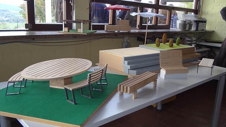 Sieben Modelle für Sitz- und Liegeflächen für das Freibad haben die Meisterschüler den Mitgliedern im Umwelt- und Bauausschuss der Stadt Ebern präsentiert. Fotos: Johanna Eckert