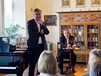 Die Reihe "Literatur in den Häusern unserer Stadt" gastierte erstmals bei Coburgs Intendant Bodo Busse. Hier stellte Niklaus Scheubili den Roman "Ein ganzes Leben" von Robert Seethaler vor.Foto: Jochen Berger