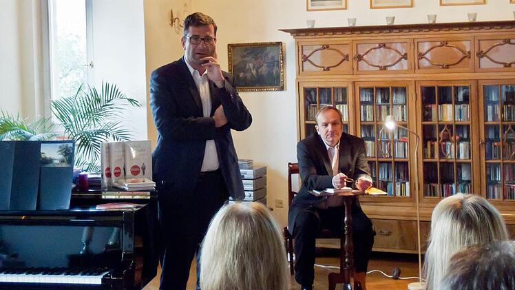Die Reihe "Literatur in den Häusern unserer Stadt" gastierte erstmals bei Coburgs Intendant Bodo Busse. Hier stellte Niklaus Scheubili den Roman "Ein ganzes Leben" von Robert Seethaler vor.Foto: Jochen Berger