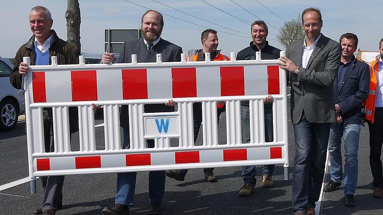 Das Aufräumen der Baustelle auf der B 303 übernehmen die Chefs höchstpersönlich: (von links) Jürgen Woll, Bernd Reisenweber, Christoph Reinhardt, Michael Eckert, Michael Russ, Jürgen Gutmann und Oliver Scheele. Foto: Berthold Köhler
