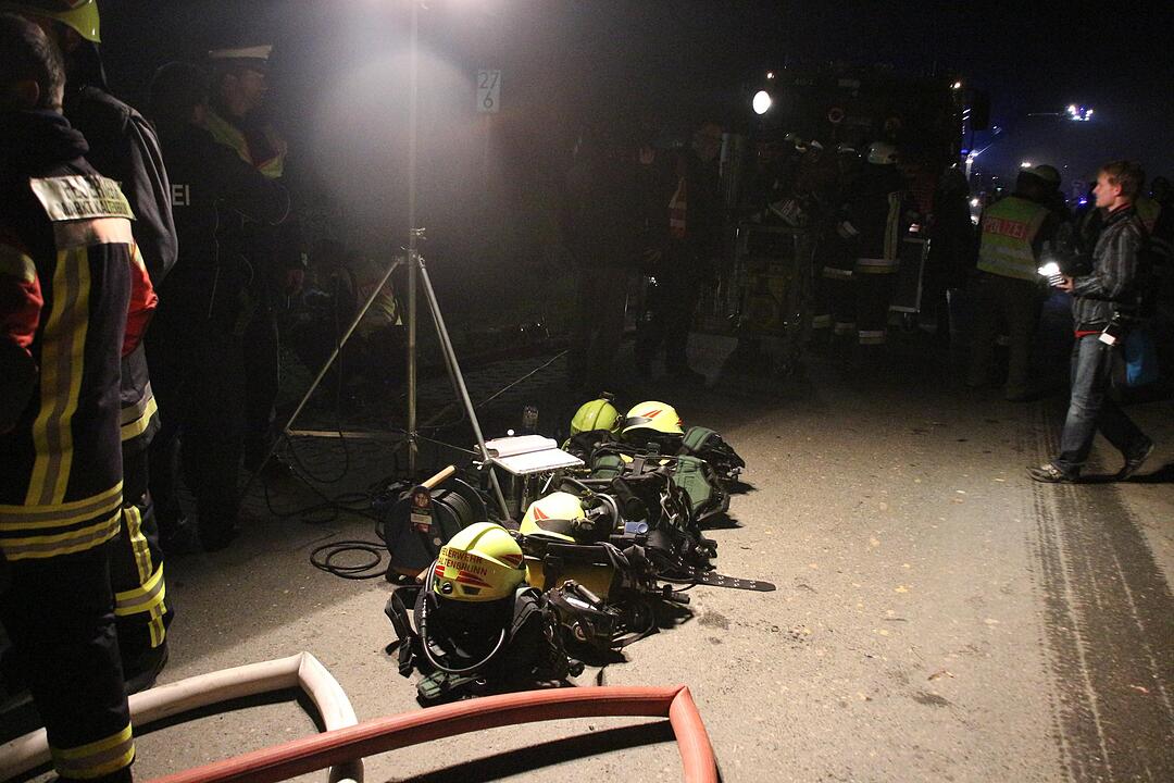 Personenzug rast in US-Militär-Schwertransporter