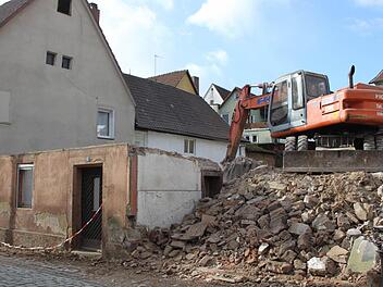 Aktuell sind nur noch die Umrisse des alten Hauses im Unteren Stadtgäßchen zu sehen. Lange wird es nicht mehr dauern, bis auch diese Mauern verschwunden sind.  Foto: Lisa Kieslinger