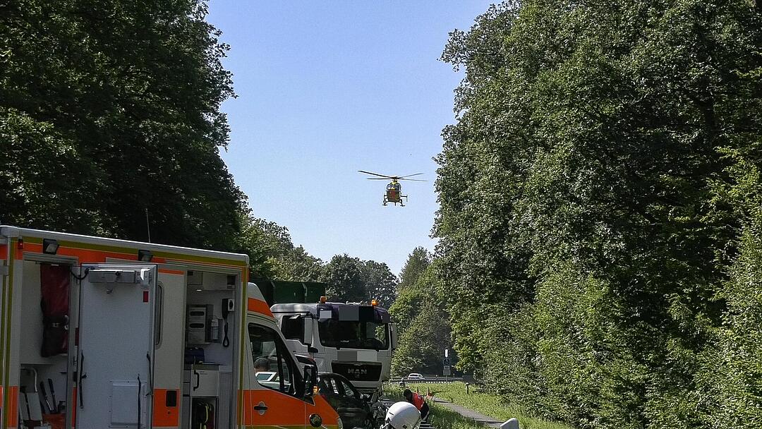 B 8 zwischen Waldbüttelbrunn und Höchberg: Motorrad-Fahrer kollidiert mit Lkw und stirbt
