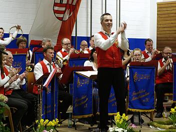 Mit "Highway to hell" brachten die Fuschter Musiker rockige Stimmung ins Publikum. Winfried Ehling