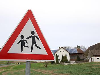 Die Gemeinde Mainleus hat bei Appenberg schon Warnschilder aufstellen lassen. Foto: Jürgen Gärtner
