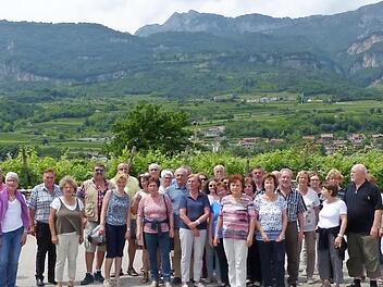 Die Reiseteilnehmer der Venetienfahrt vor der beeindruckenden Bergkulisse  Foto: Klaus-Peter Wulf