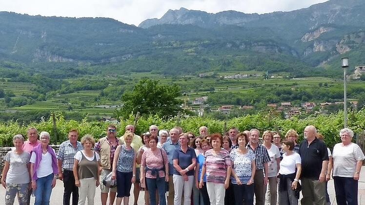 Die Reiseteilnehmer der Venetienfahrt vor der beeindruckenden Bergkulisse  Foto: Klaus-Peter Wulf