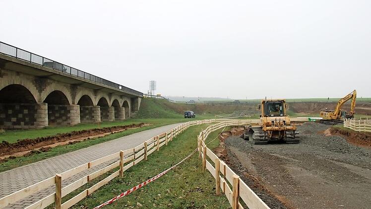 Der Radweg neben der Flutbrücke bleibt bestehen, parallel dazu wird die vorübergehende Umgehungsstraße verlaufen.  Fotos: Niklas Schmitt (2); Archiv