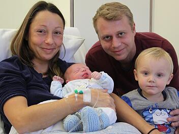 Die strahlenden Eltern Svenja und Sebastian Kupfer und der einjährige Luca freuen sich gemeinsam über das unverhoffte Neujahrsglück: Lias erblickte als Forchheims erstes Baby 2019 das Licht der Welt. Foto: Ronald Heck