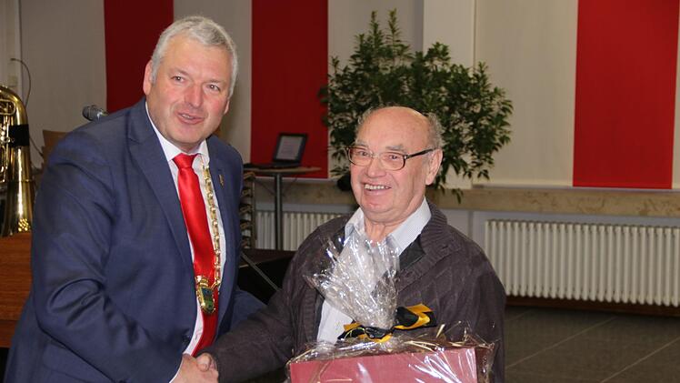 Bürgermeister Jürgen Hennemann (links) verabschiedete Alfred Walz aus Reutersbrunn, der viele Jahre am dortigen Zeltplatz Verantwortung getragen hatte.