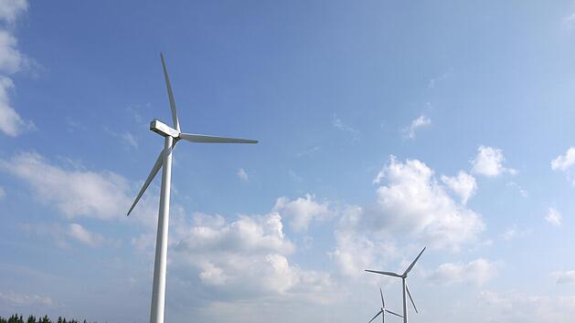 Der Windpark bei Tremersdorf: Jetzt sollen die bestehenden Anlagen modernisiert und wuchtiger werden.