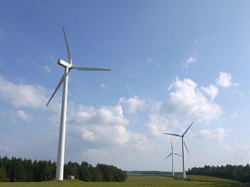 Der Windpark bei Tremersdorf: Jetzt sollen die bestehenden Anlagen modernisiert und wuchtiger werden.