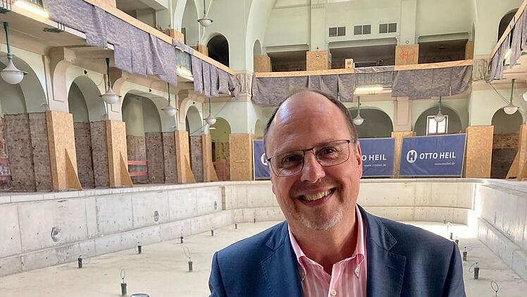 N&uuml;rnberg: Becken im Volksbad erfolgreich betoniert - Bauarbeiter und Projektleiter feiern "Beckenfest"