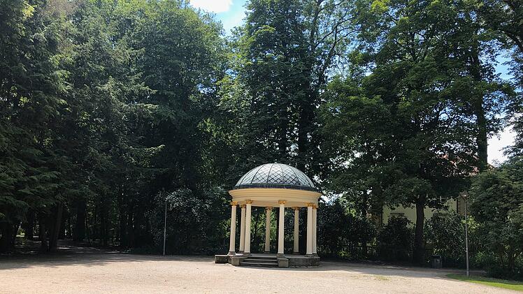 Der Sonnentempel wurde 1805 zu Ehren der preußischen Königin Luise im Hofgarten gebaut.