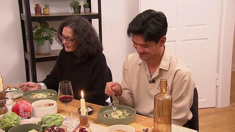 Ragil (rechts) und Angela genie&szlig;en ihr Matcha-Dessert.