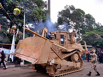 Die ägyptische Armee räumt in Kairo die Protestlager der Islamisten mit Gewalt. Es gibt viele Tote. Foto: gina Mohamed/dpa