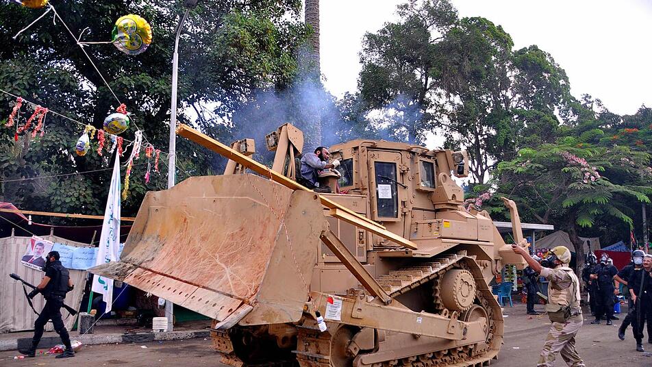Die ägyptische Armee räumt in Kairo die Protestlager der Islamisten mit Gewalt. Es gibt viele Tote. Foto: gina Mohamed/dpa