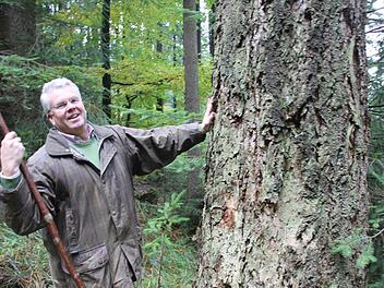 Da freut sich der Baron: Ludwig Freiherr von Lerchenfeld neben einer 100-jährigen Douglasie. Die ist über 50 Meter hoch, wertgeastet bis in 18 Meter Höhe und hat eine geschätzte Masse von zehn Festmetern Holz. Der Baum hat die Hiebsreife schon lange erreicht, darf aber noch stehen bleiben und weiter "Speck" ansetzen, bis ein Käufer einen angemessenen Preis für diesen hölzernen Giganten bietet.  Fotos: Schedel