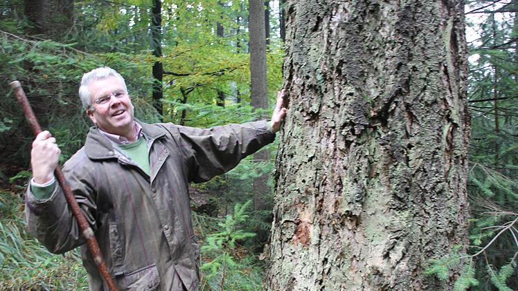 Da freut sich der Baron: Ludwig Freiherr von Lerchenfeld neben einer 100-jährigen Douglasie. Die ist über 50 Meter hoch, wertgeastet bis in 18 Meter Höhe und hat eine geschätzte Masse von zehn Festmetern Holz. Der Baum hat die Hiebsreife schon lange erreicht, darf aber noch stehen bleiben und weiter "Speck" ansetzen, bis ein Käufer einen angemessenen Preis für diesen hölzernen Giganten bietet.  Fotos: Schedel