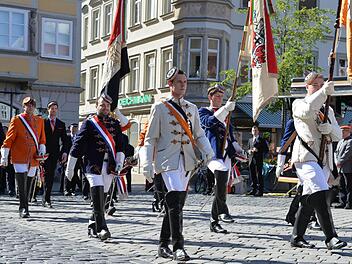 Die Fahnenabordnungen zeigen, dass in diesem Jahr Preußen Berlin präsidierende Verbindung ist: Ihre Chargierten in den weißen Jacken gingen voraus, gefolgt von der Vorpräsidierenden Macaria Köln (blaue Jacken) und der Nachpräsidierenden, der Turnerschaft Munichia Bayreuth (orange). Deren Sprecher Andreas Grosch kommt aus Neustadt bei Coburg.  Foto: Ronald Rinklef