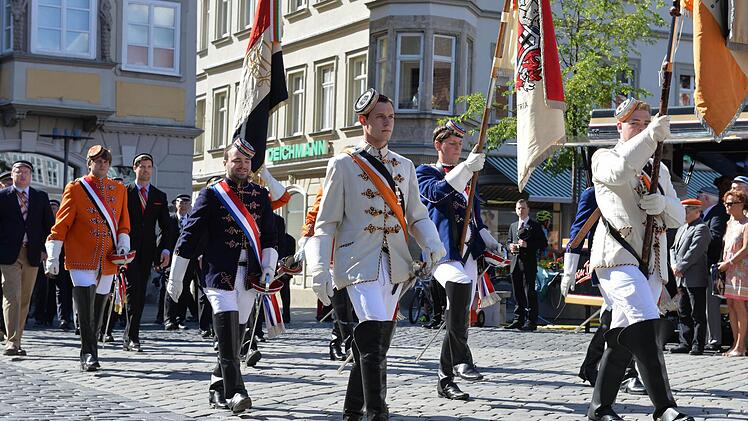 Die Fahnenabordnungen zeigen, dass in diesem Jahr Preußen Berlin präsidierende Verbindung ist: Ihre Chargierten in den weißen Jacken gingen voraus, gefolgt von der Vorpräsidierenden Macaria Köln (blaue Jacken) und der Nachpräsidierenden, der Turnerschaft Munichia Bayreuth (orange). Deren Sprecher Andreas Grosch kommt aus Neustadt bei Coburg.  Foto: Ronald Rinklef