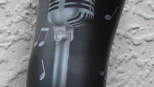 Auf der Rückseite der Musiker-Prothese prangt ein Mikrofon. Foto: Sonja Adam