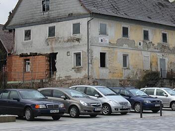 Der Eigentümer des "Schwarzen Adlers", Stefan Pfadenhauer, wartet auf die Zusage für die Verlängerung seines Förderbescheids. Im Vordergrund ist der neu gestaltete Marktplatz zu sehen. Foto: Veronika Schadeck
