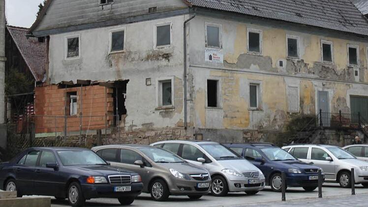 Der Eigentümer des "Schwarzen Adlers", Stefan Pfadenhauer, wartet auf die Zusage für die Verlängerung seines Förderbescheids. Im Vordergrund ist der neu gestaltete Marktplatz zu sehen. Foto: Veronika Schadeck