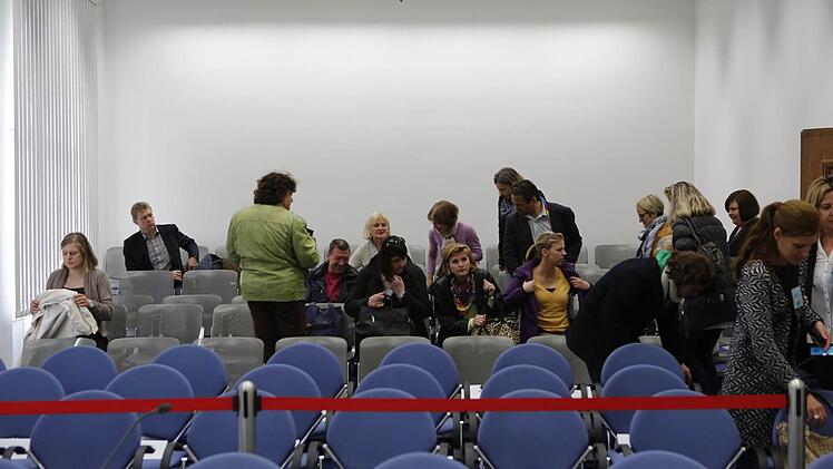 Schnell füllten sich gestern die Zuschauerreihen im großen Sitzungssaal. Er war voller als zum Auftakt der Hauptverhandlung.  Foto: Matthias Hoch