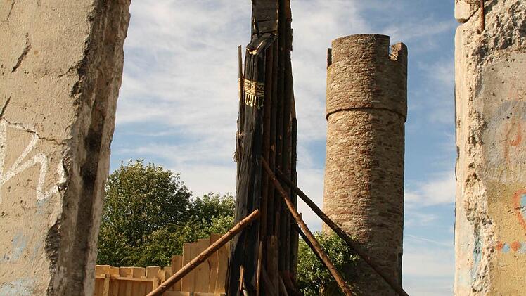 Skulpturen von Künstler Herbert "Jimmy" Fell am Weißen Turm in Niederlauer. Foto: Paul Ziegler