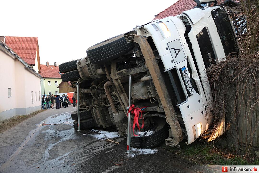 Mit 25.000 Liter Guelle beladener Lkw kippt um