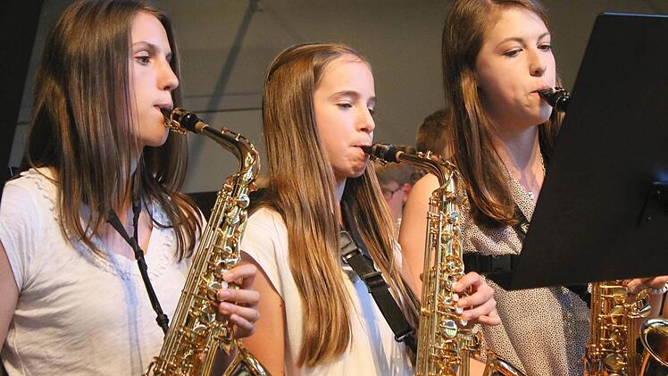 Mit ihren Saxofons glänzten (von links) Lena, Victoria und Sophia.