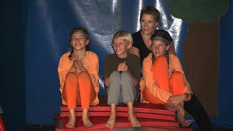 Die anderen Kinder schauen gebannt zu. Foto: Ulrike Müller