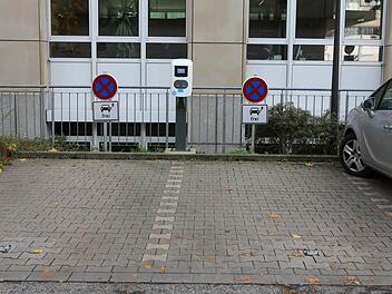Das Stromtankstellen im Landkreis - hier die Ladestation am Landrats amt - warten auf eine rege Nutzung. Foto: Barbara Herbst