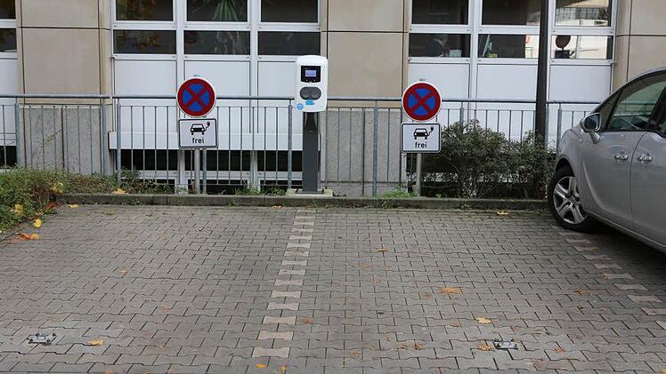 Das Stromtankstellen im Landkreis - hier die Ladestation am Landrats amt - warten auf eine rege Nutzung. Foto: Barbara Herbst