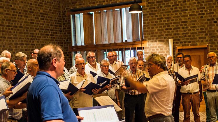 Der "Holland Christian Male Choir" unter Leitung von Freddy Veldkamp beeindruckte seine Zuhörer beim Auftritt in St. Markus in Coburg. Foto: Jochen Berger