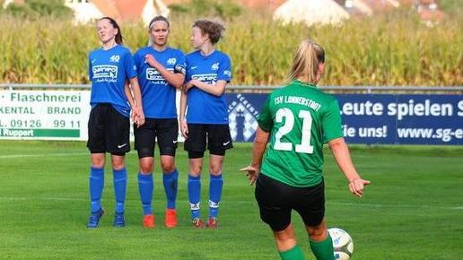 TSV Brand - TSV Lonnerstadt: Die Gäste um Maj-Britt Groppe (grünes Trikot) setzten der Heimelf vor allem in der ersten Halbzeit zu, verpassten es jedoch, den Sack zuzumachen. Foto: privat