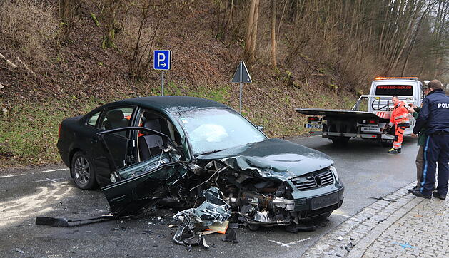 Lastwagen und Auto kollidieren miteinander