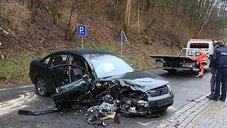 Lastwagen und Auto kollidieren miteinander