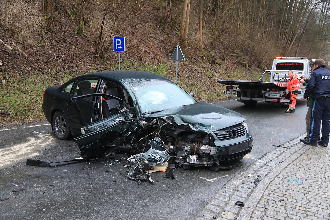 Lastwagen und Auto kollidieren miteinander