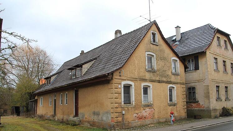 Dieses baufällige Wohnhaus auf dem 1900 Quadratmeter großen Grundstück soll ebenfalls abgerissen werden.