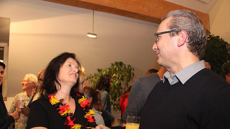 Michael Knörlein gratuliert Andrea Kohl.Foto:  Carmen Schwind